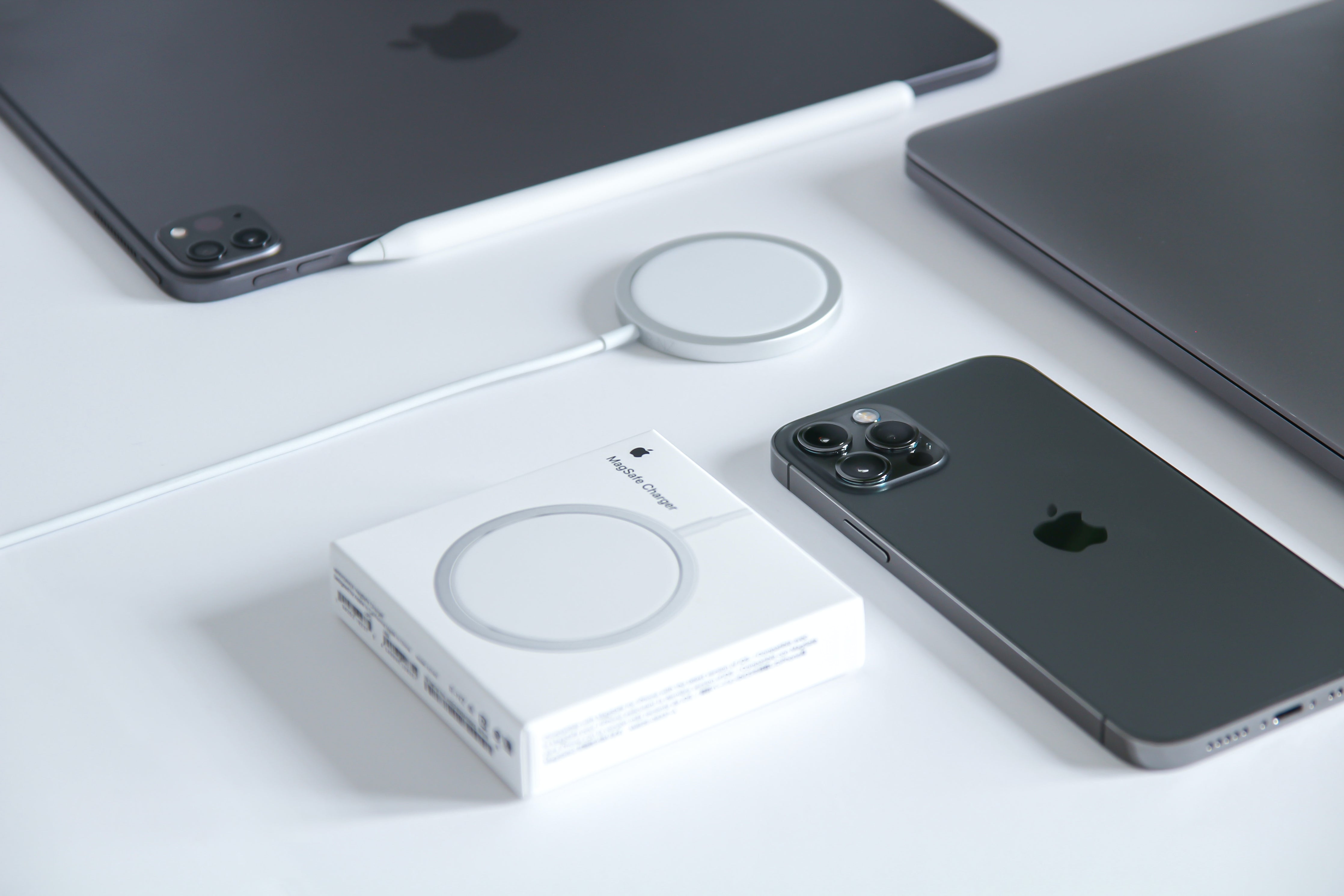 Blog :: Accessoires Smartphone :: Chargeur iPhone 12 d'Apple, Comment ça  marche la nouvelle technologie MagSafe ?