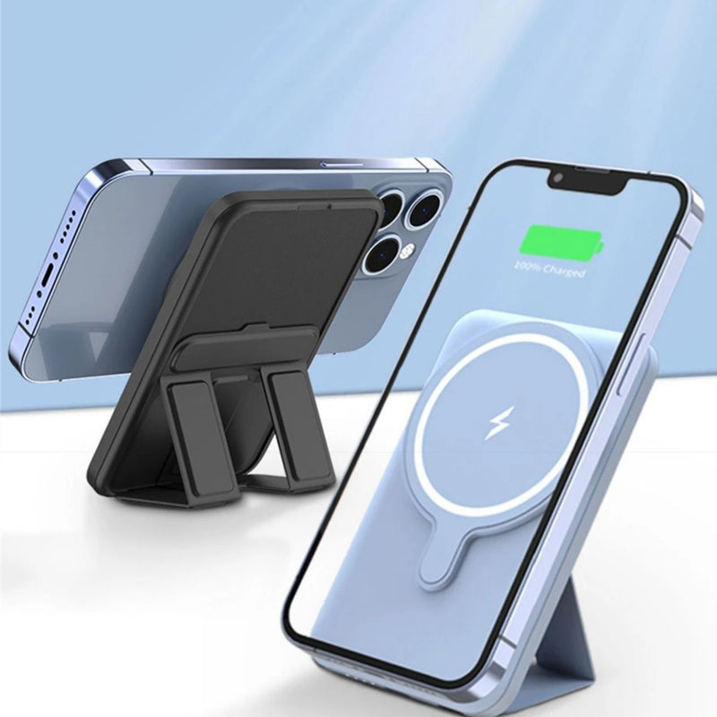 batterie externe magnétique iphone bleue et noire en train de recharger un téléphone portable en mode horizontale et verticale