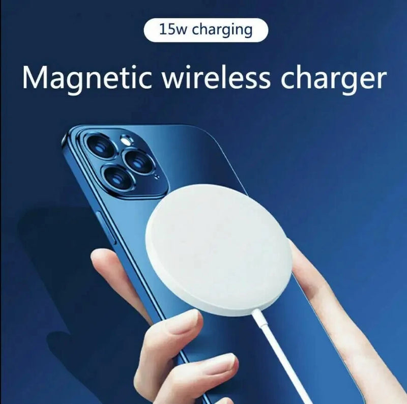 chargeur aimanté iPhone Samsung sur le dos d'un iPhone bleu tenu par une main sur fond bleu montrant la fast charge par énergie sans fil 15 watts