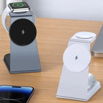 chargeur induction iPhone X 11 12 Magsafe gris et blanc vue de face posé sur un bureau en bois clair avec en charge sans fil une Apple Watch et une paire d’AirPods