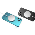 deux chargeurs magnétiques iphone samsung universel argenté sur deux iPhone 12 noir et bleu claire vue de dos en charge par induction qi sur fond blanc