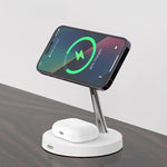 chargeur duo sans fil Samsung et Apple blanc vue de face sur un bureau en bois avec en charge par induction un iPhone en mode paysage et une paire d’AirPods sur le socle de chargement