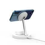 chargeur duo sans fil Samsung et Apple blanc vue de dos sur fond blanc avec en charge par induction un iPhone en mode paysage et une paire d’AirPods sur le socle de chargement 